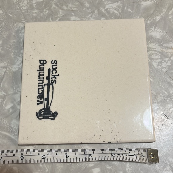 Ceramic “vacuuming sucks” tile (circa 1982) - Picture 4 of 4
